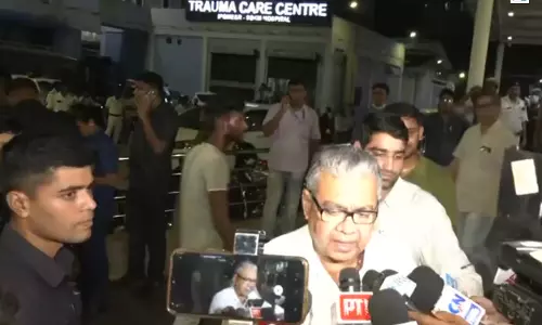 तारातला में निर्माणाधीन गोदाम का शेड गिरने से मची अफरा-तफरी, बचाव कार्य में जुटी एजेंसियां तारातला में निर्माणाधीन गोदाम का शेड गिरने से मची अफरा-तफरी, बचाव कार्य में जुटी एजेंसियां