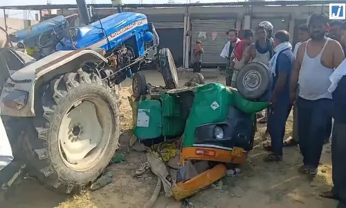 बालू लदे ट्रैक्टर ने CNG ऑटो को रौंदा, 2 की मौत, 5 घायल बालू लदे ट्रैक्टर ने CNG ऑटो को रौंदा, 2 की मौत, 5 घायल