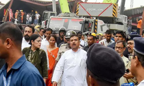 Kolkata: तारातला गोदाम हादसा, 12-15 लोगों के फंसे होने की आशंका—बचाव अभियान जारी Kolkata: तारातला गोदाम हादसा, 12-15 लोगों के फंसे होने की आशंका—बचाव अभियान जारी
