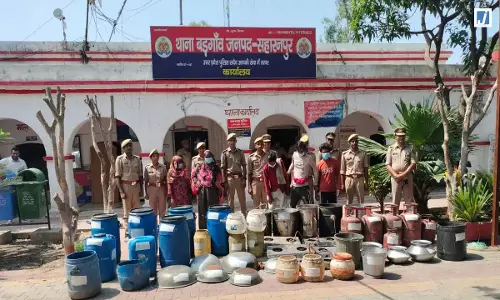 घर में ही चल रही थी अवैध शराब की फैक्ट्री, यूरिया मिलाकर तैयार की जा रही थी कच्ची शराब घर में ही चल रही थी अवैध शराब की फैक्ट्री, यूरिया मिलाकर तैयार की जा रही थी कच्ची शराब