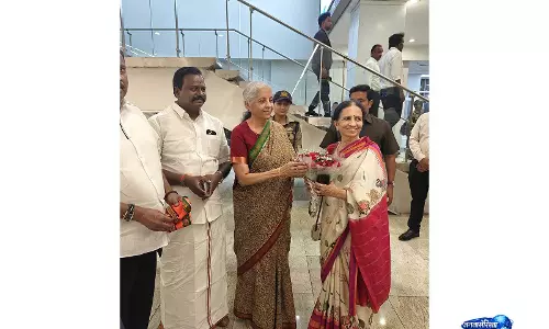 केंद्रीय वित्त मंत्री निर्मला सीतारमण Chennai पहुंचीं, दो दिवसीय तमिलनाडु और पुडुचेरी दौरा शुरू केंद्रीय वित्त मंत्री निर्मला सीतारमण Chennai पहुंचीं, दो दिवसीय तमिलनाडु और पुडुचेरी दौरा शुरू