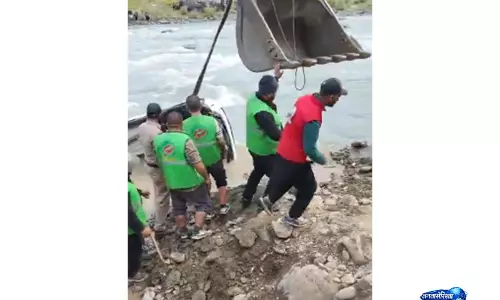 Ladakh: द्रास नदी में गाड़ी गिरने से 1 की मौत, 3 लापता, तलाशी अभियान जारी Ladakh: द्रास नदी में गाड़ी गिरने से 1 की मौत, 3 लापता, तलाशी अभियान जारी