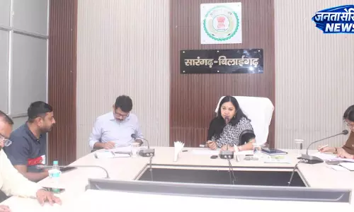 कलेक्टर ने ठेकेदारों को कहा, जो ठेका लिया है वहीं ठेकेदार काम कराएगा कलेक्टर ने ठेकेदारों को कहा, जो ठेका लिया है वहीं ठेकेदार काम कराएगा