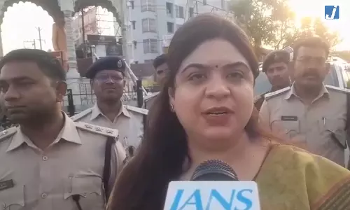 डीएम अभिलाषा शर्मा के नेतृत्व में निकला फ्लैग मार्च, ड्रोन, सीसीटीवी और वीडियोग्राफी से रखी जाएगी निगरानी डीएम अभिलाषा शर्मा के नेतृत्व में निकला फ्लैग मार्च, ड्रोन, सीसीटीवी और वीडियोग्राफी से रखी जाएगी निगरानी