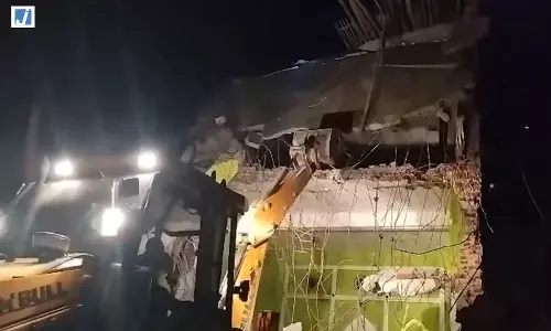 ध्वस्तीकरण अभियान में बड़ा हादसा, छत गिरने से दो बुलडोजर दबे ध्वस्तीकरण अभियान में बड़ा हादसा, छत गिरने से दो बुलडोजर दबे