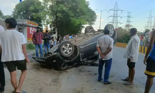 तेज रफ्तार कार डिवाइडर से टकराई, पलटी कार में सवार तीन नाबालिग बाल-बाल बचे तेज रफ्तार कार डिवाइडर से टकराई, पलटी कार में सवार तीन नाबालिग बाल-बाल बचे