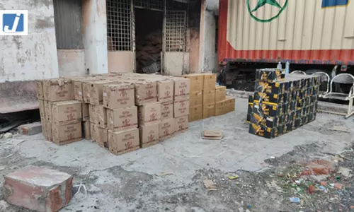 शराबबंदी को चुनौती! ट्रक में भरकर लाई जा रही थी लाखों की शराब शराबबंदी को चुनौती! ट्रक में भरकर लाई जा रही थी लाखों की शराब