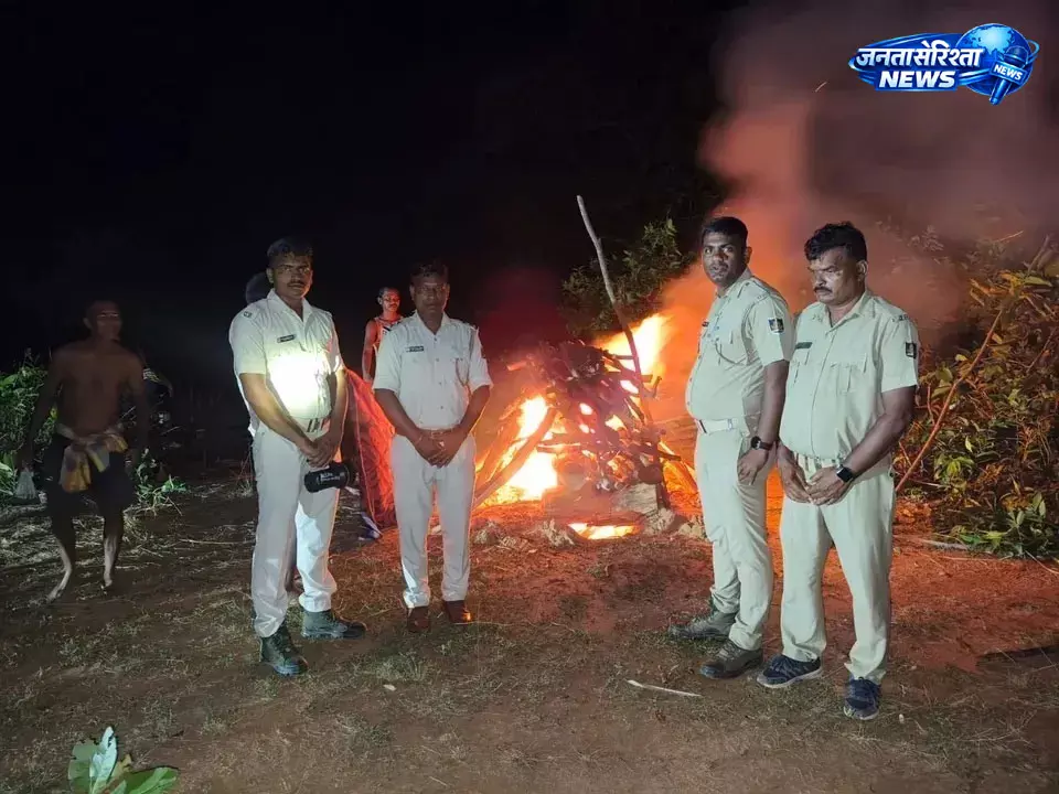 Mayurbhanj : पुलिस ने किया बेसहारा बुजुर्ग का अंतिम संस्कार Mayurbhanj : पुलिस ने किया बेसहारा बुजुर्ग का अंतिम संस्कार