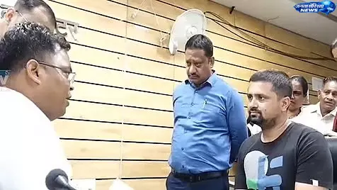 जनसुनवाई में भावुक मामला: ICU एम्बुलेंस में बुजुर्ग महिला को लाया गया जनसुनवाई में भावुक मामला: ICU एम्बुलेंस में बुजुर्ग महिला को लाया गया