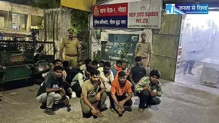 आम जगहों पर शराब पीने वालों के खिलाफ चला पुलिस का विशेष अभियान आम जगहों पर शराब पीने वालों के खिलाफ चला पुलिस का विशेष अभियान