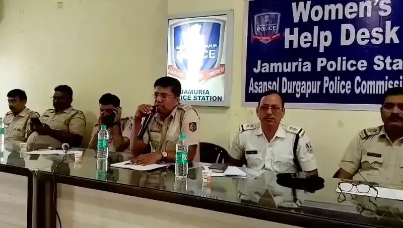 West Burdwan: मुहर्रम के शांतिपूर्ण आयोजन को लेकर थाना परिसर में हुई अहम बैठक West Burdwan: मुहर्रम के शांतिपूर्ण आयोजन को लेकर थाना परिसर में हुई अहम बैठक
