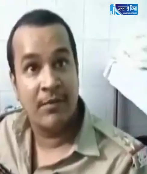 DJ बंद कराने पर उग्र हुए लोग, थाना प्रभारी और जवानों को पीटा DJ बंद कराने पर उग्र हुए लोग, थाना प्रभारी और जवानों को पीटा