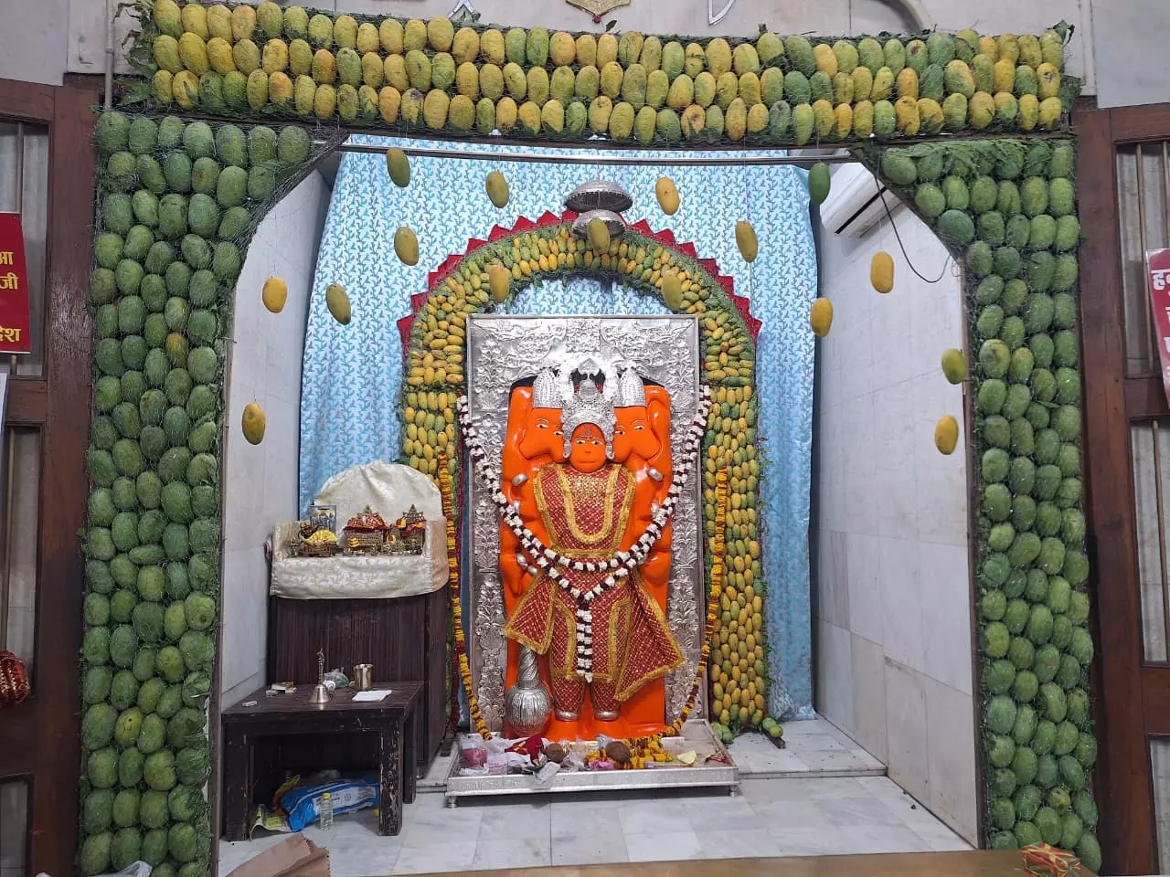 Jaipur: पंचमुखी हनुमान मंदिर में भव्य आयोजन, आम का विशाल भोग चढ़ाया गया Jaipur: पंचमुखी हनुमान मंदिर में भव्य आयोजन, आम का विशाल भोग चढ़ाया गया