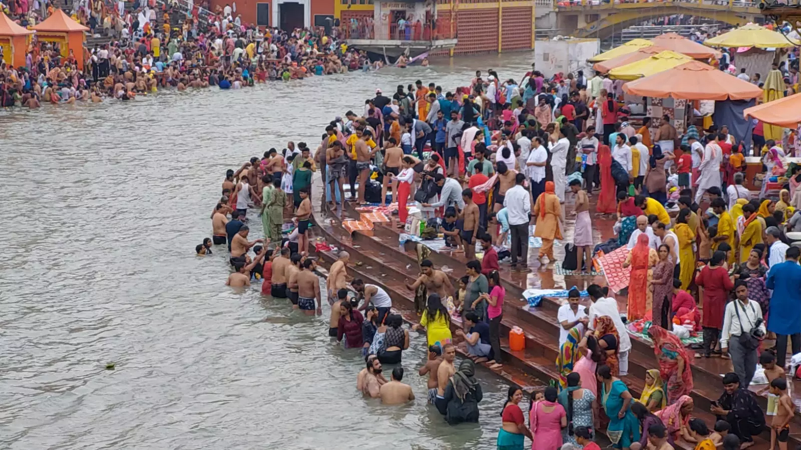 Haridwar: निर्जला एकादशी पर श्रद्धालुओं की भीड़ को देखते हुए ट्रैफिक व्यवस्था सख्त Haridwar: निर्जला एकादशी पर श्रद्धालुओं की भीड़ को देखते हुए ट्रैफिक व्यवस्था सख्त