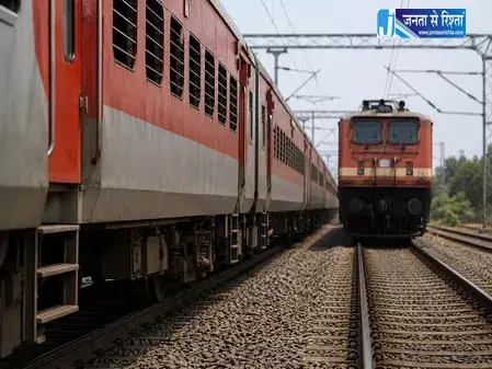 चलती ट्रेन में दरवाजा बंद करने को लेकर विवाद, यात्री की हत्या चलती ट्रेन में दरवाजा बंद करने को लेकर विवाद, यात्री की हत्या