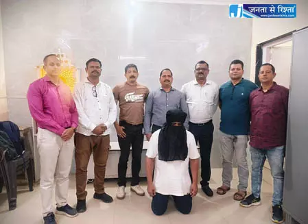 क्राइम ब्रांच ने फर्जी पुलिसकर्मी को पकड़ा, ढूंढता था चोरी का मोबाइल क्राइम ब्रांच ने फर्जी पुलिसकर्मी को पकड़ा, ढूंढता था चोरी का मोबाइल