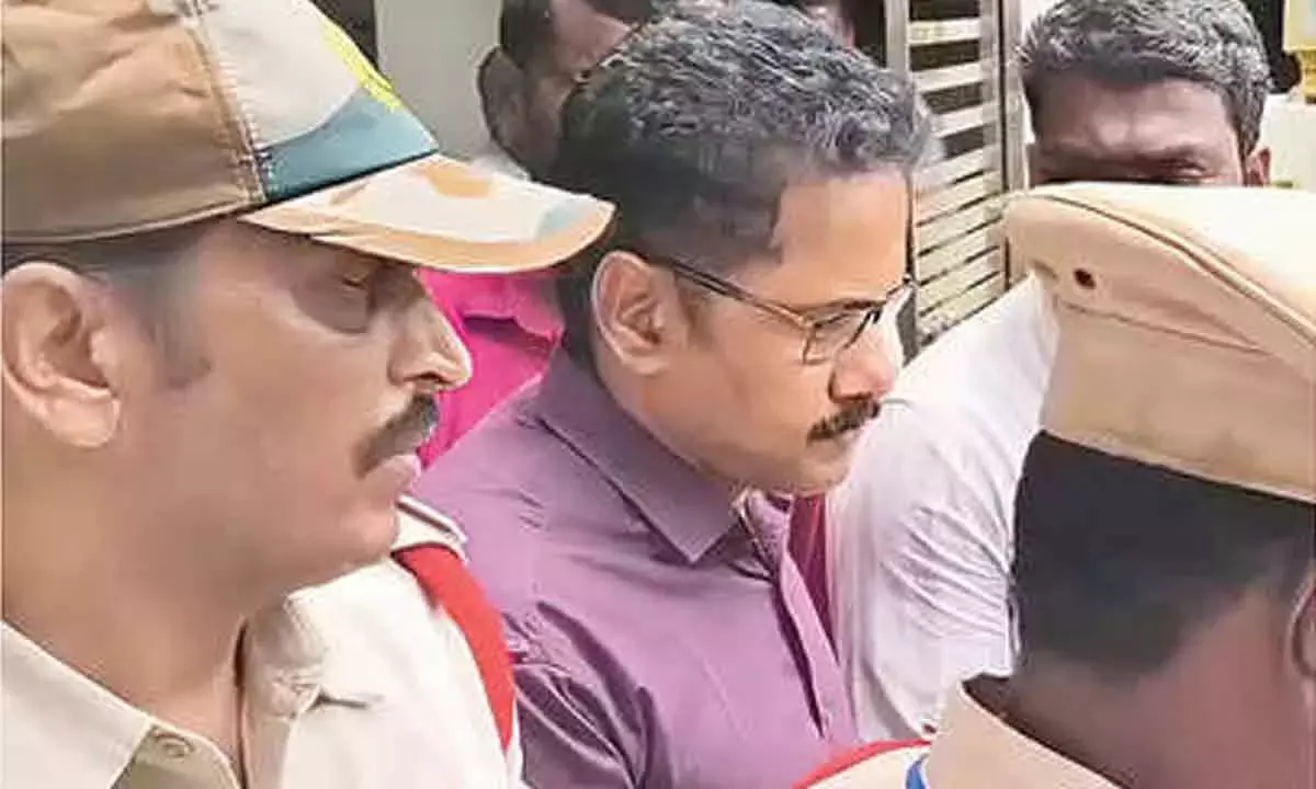 Andhra: SIT ने निलंबित सीआई नागराजू को हिरासत में लिया Andhra: SIT ने निलंबित सीआई नागराजू को हिरासत में लिया