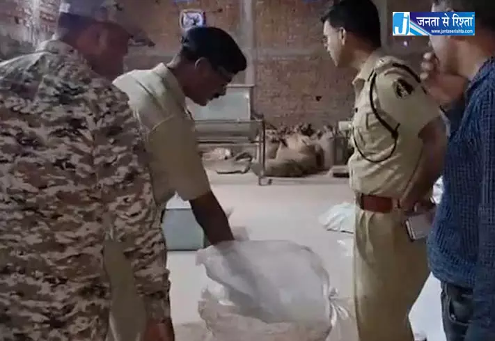 नकली गुटखा फैक्ट्री का भंडाफोड़, गोदाम को डिटर्जेंट पाउडर बनाने की मिली थी सूचना नकली गुटखा फैक्ट्री का भंडाफोड़, गोदाम को डिटर्जेंट पाउडर बनाने की मिली थी सूचना
