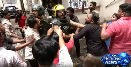 केरल में सड़क पर उतरे लेफ्ट छात्र संगठन, यूडीएफ सरकार के खिलाफ खोला मोर्चा केरल में सड़क पर उतरे लेफ्ट छात्र संगठन, यूडीएफ सरकार के खिलाफ खोला मोर्चा