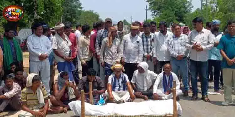 Nuapada में किसान की मौत के बाद हाईवे जाम Nuapada में किसान की मौत के बाद हाईवे जाम