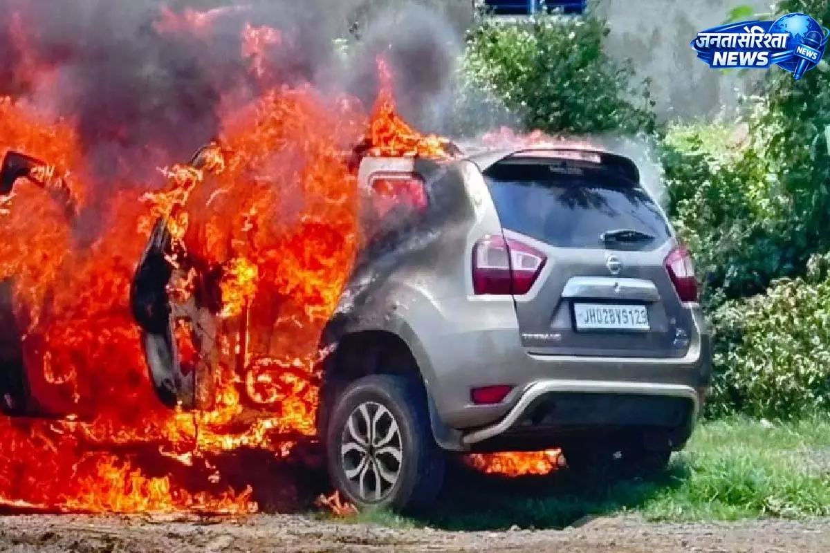 टोल प्लाजा के पास चलती कार धू-धूकर जली टोल प्लाजा के पास चलती कार धू-धूकर जली