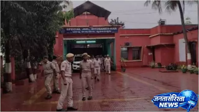 Jharpada Jail में कई कैदियों के बीमार पड़ने के बाद भागने की कोशिश का शक Jharpada Jail में कई कैदियों के बीमार पड़ने के बाद भागने की कोशिश का शक