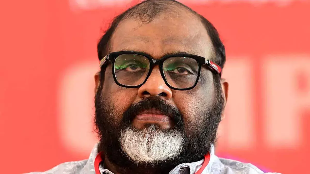 मंत्री की अपील: तेज एग्जॉस्ट और फ्लेम इफेक्ट्स से बचें ड्राइवर मंत्री की अपील: तेज एग्जॉस्ट और फ्लेम इफेक्ट्स से बचें ड्राइवर