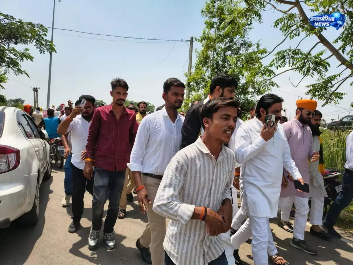 Bharat Tiwari Case: कई राज्यों से पहुंचे हजारों समर्थक Bharat Tiwari Case: कई राज्यों से पहुंचे हजारों समर्थक