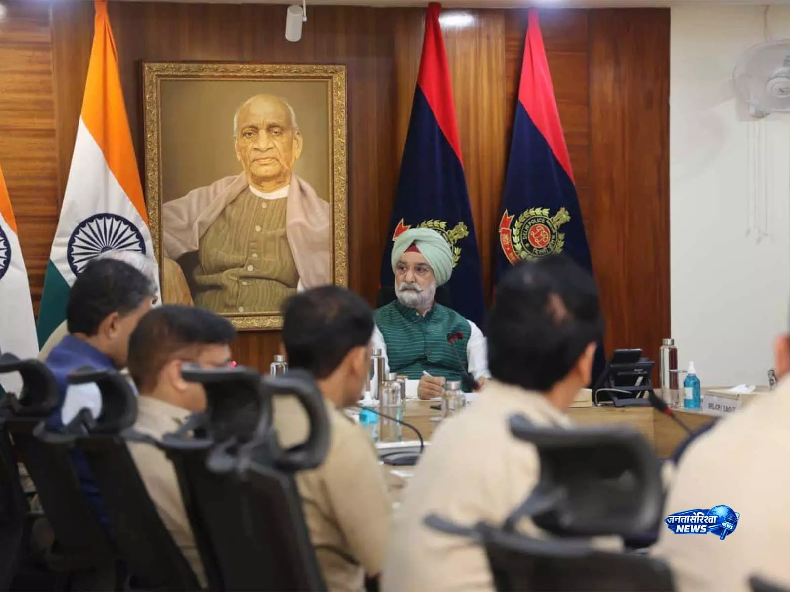 LG ने पुलिस हेडक्वार्टर में दिल्ली CP के साथ समीक्षा बैठक की LG ने पुलिस हेडक्वार्टर में दिल्ली CP के साथ समीक्षा बैठक की