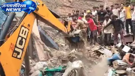Ujjain : 50 साल पुराना दो मंज़िला मकान ढहा, 12 वर्षीय बालक की मौत, 8 लोग सुरक्षित बचाए गए Ujjain : 50 साल पुराना दो मंज़िला मकान ढहा, 12 वर्षीय बालक की मौत, 8 लोग सुरक्षित बचाए गए