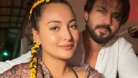 वसूली भाई के साथ डिनर डेट पर गईं सोनाक्षी सिन्हा वसूली भाई के साथ डिनर डेट पर गईं सोनाक्षी सिन्हा