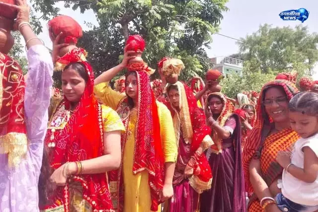 कलश यात्रा से गूंजा इलाका, शुरू हुआ मंदिर प्राण प्रतिष्ठा कार्यक्रम कलश यात्रा से गूंजा इलाका, शुरू हुआ मंदिर प्राण प्रतिष्ठा कार्यक्रम