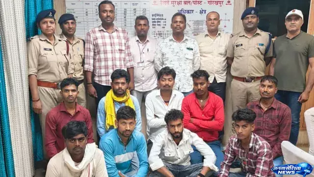 Gorakhpur-एलटीटी एक्सप्रेस में फर्जी आधार से यात्रा कर रहे 11 यात्री पकड़े गए, RPF ने की कार्रवाई Gorakhpur-एलटीटी एक्सप्रेस में फर्जी आधार से यात्रा कर रहे 11 यात्री पकड़े गए, RPF ने की कार्रवाई