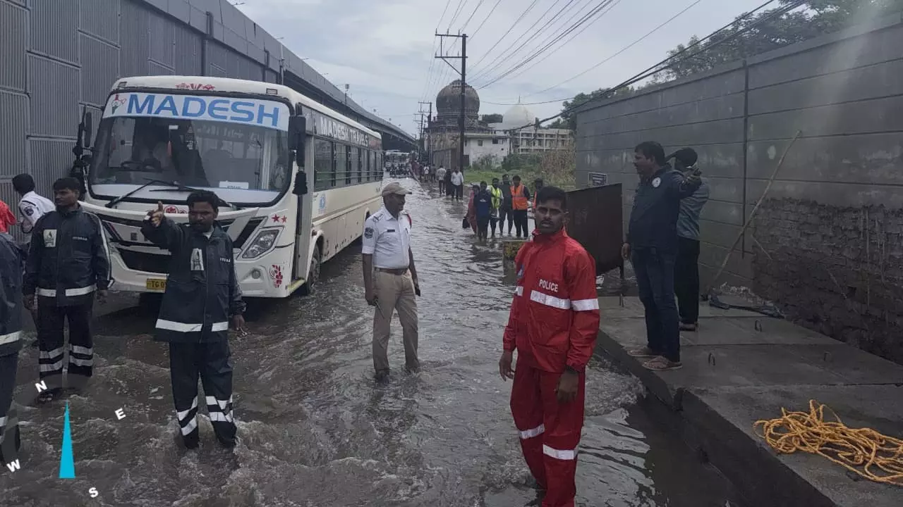 Hyderabad के पास अमीनपुर में भारी बारिश से कुछ कॉलोनियां जलमग्न हो गई Hyderabad के पास अमीनपुर में भारी बारिश से कुछ कॉलोनियां जलमग्न हो गई
