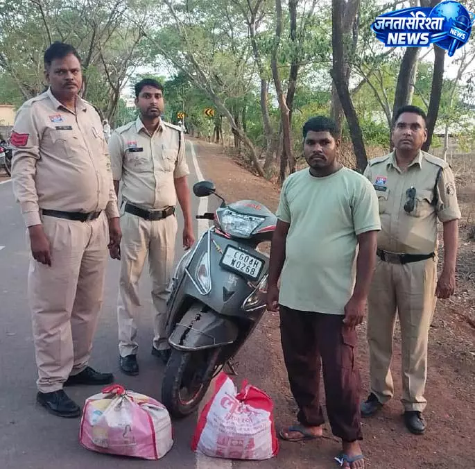 धमतरी पुलिस की बड़ी कार्रवाई, 100 पौवा देशी शराब और स्कूटी सहित आरोपी गिरफ्तार धमतरी पुलिस की बड़ी कार्रवाई, 100 पौवा देशी शराब और स्कूटी सहित आरोपी गिरफ्तार