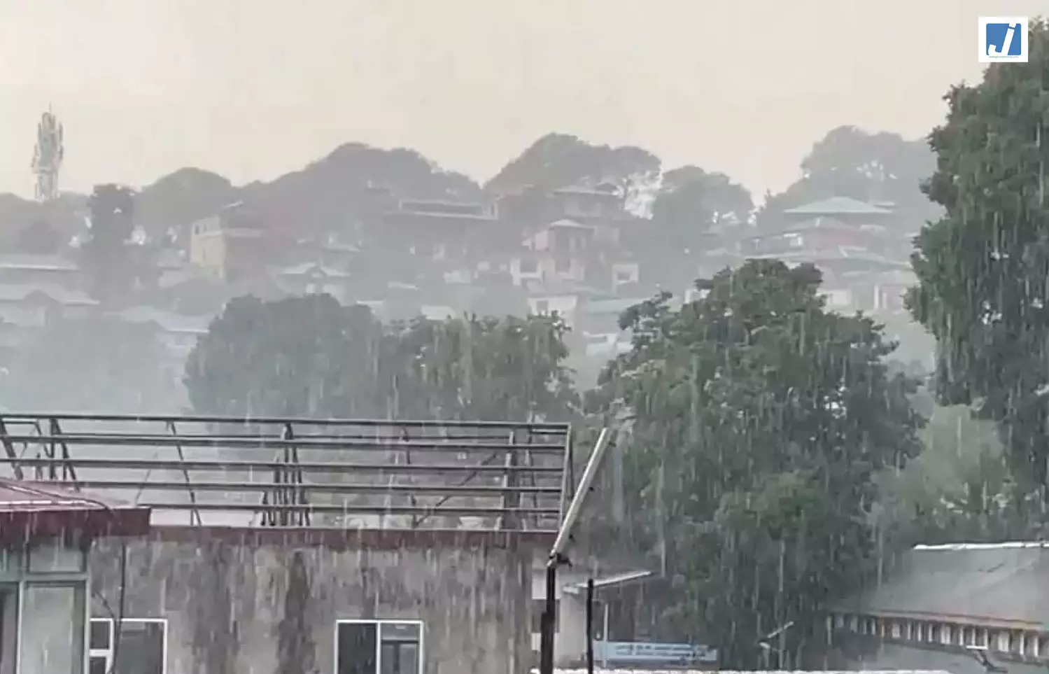 धर्मशाला में झमाझम बारिश से मौसम हुआ सुहाना, लोगों को गर्मी से मिली राहत धर्मशाला में झमाझम बारिश से मौसम हुआ सुहाना, लोगों को गर्मी से मिली राहत