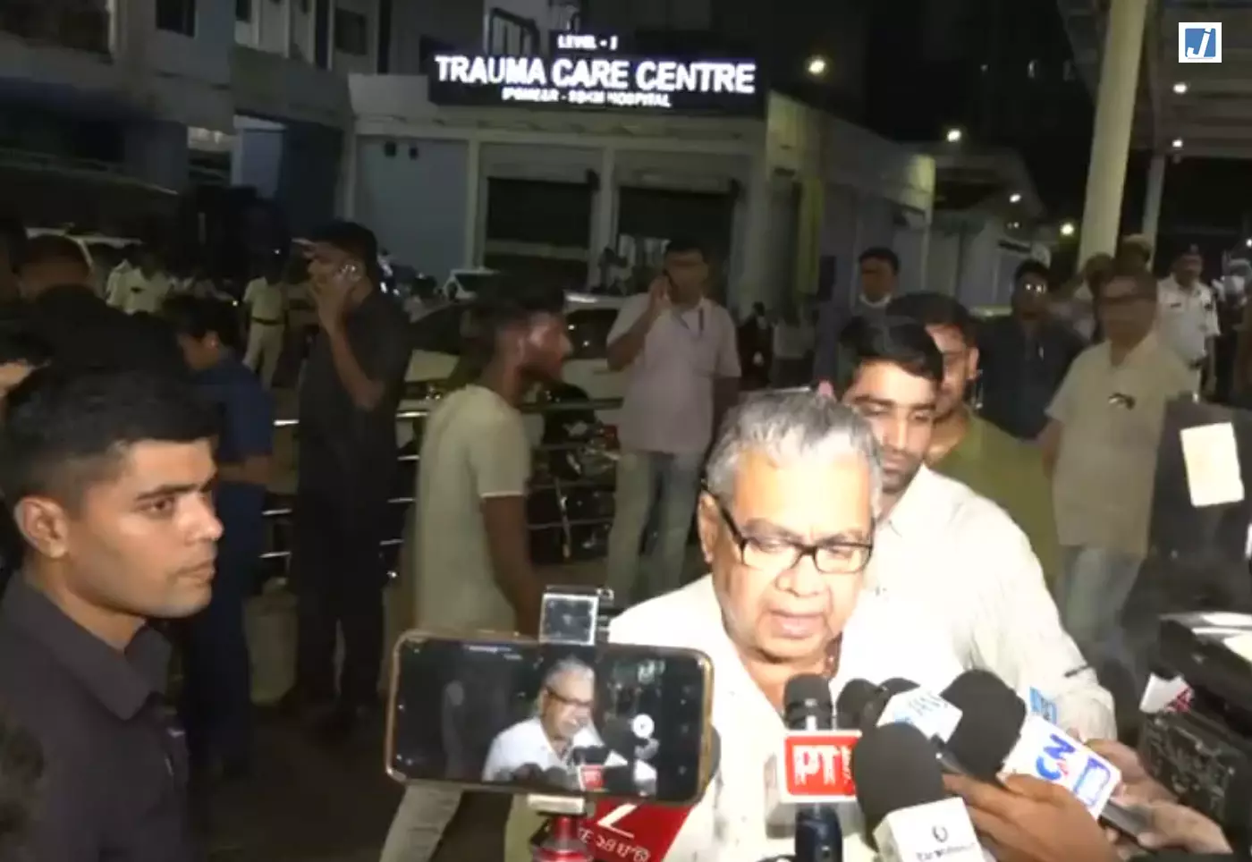 तारातला में निर्माणाधीन गोदाम का शेड गिरने से मची अफरा-तफरी, बचाव कार्य में जुटी एजेंसियां तारातला में निर्माणाधीन गोदाम का शेड गिरने से मची अफरा-तफरी, बचाव कार्य में जुटी एजेंसियां