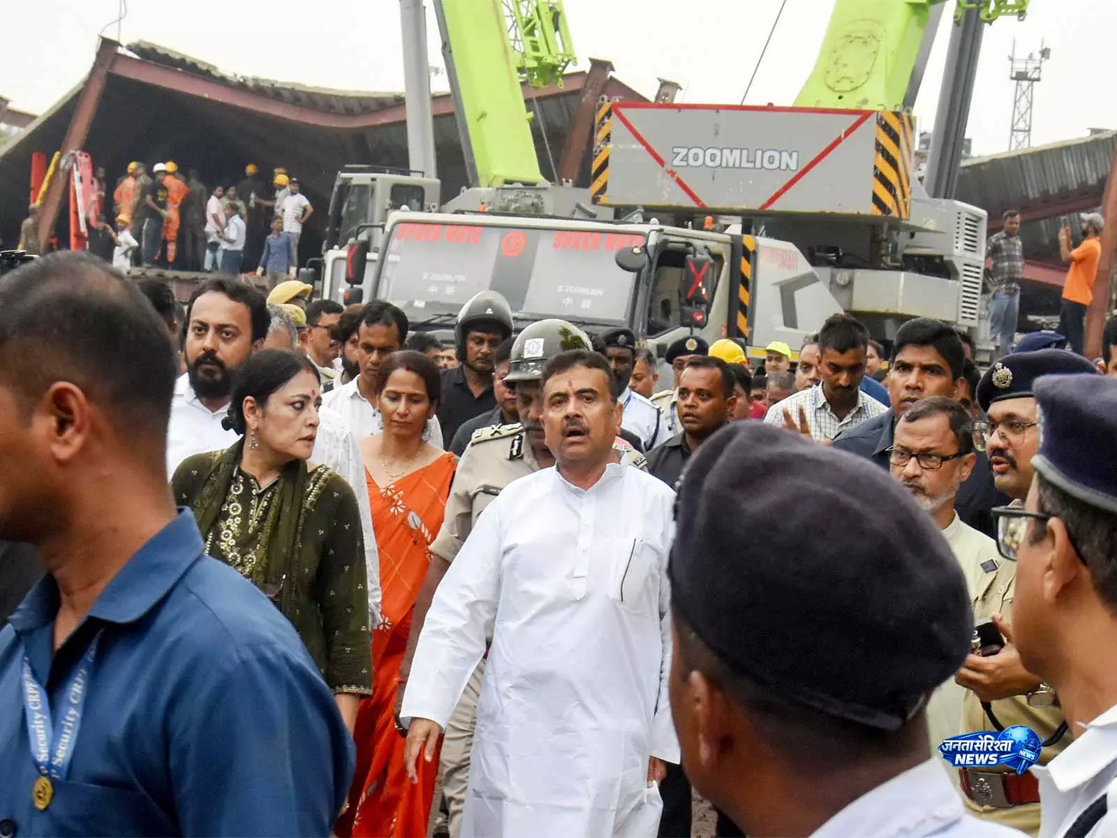 Kolkata: तारातला गोदाम हादसा, 12-15 लोगों के फंसे होने की आशंका—बचाव अभियान जारी Kolkata: तारातला गोदाम हादसा, 12-15 लोगों के फंसे होने की आशंका—बचाव अभियान जारी