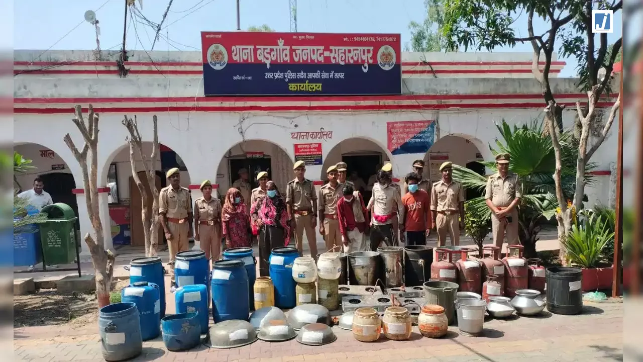 घर में ही चल रही थी अवैध शराब की फैक्ट्री, यूरिया मिलाकर तैयार की जा रही थी कच्ची शराब घर में ही चल रही थी अवैध शराब की फैक्ट्री, यूरिया मिलाकर तैयार की जा रही थी कच्ची शराब