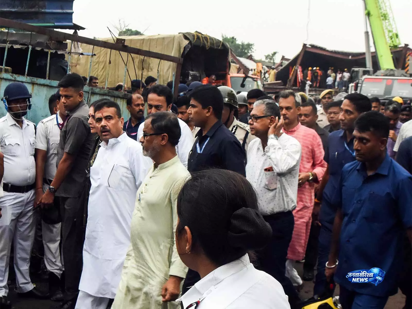 Kolkata गोदाम हादसा: शेड गिरने से मरने वालों की संख्या बढ़कर 5 हुई Kolkata गोदाम हादसा: शेड गिरने से मरने वालों की संख्या बढ़कर 5 हुई