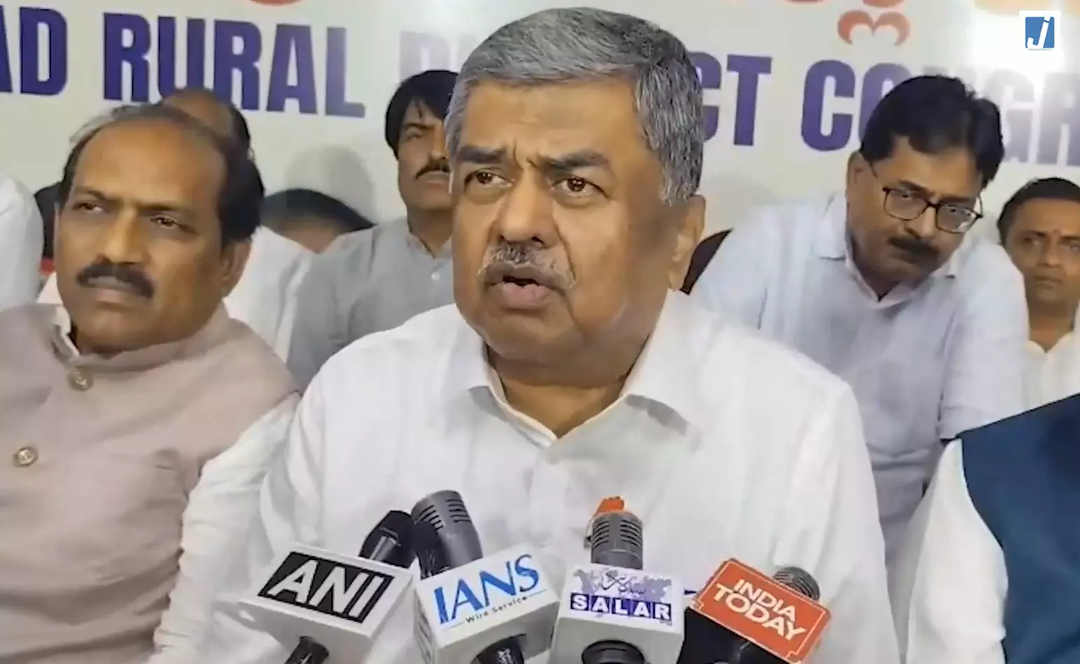 क्षेत्रीय दलों को खत्म करने में जुटी है भाजपा: केपीसीसी अध्यक्ष बी.के. हरिप्रसाद क्षेत्रीय दलों को खत्म करने में जुटी है भाजपा: केपीसीसी अध्यक्ष बी.के. हरिप्रसाद