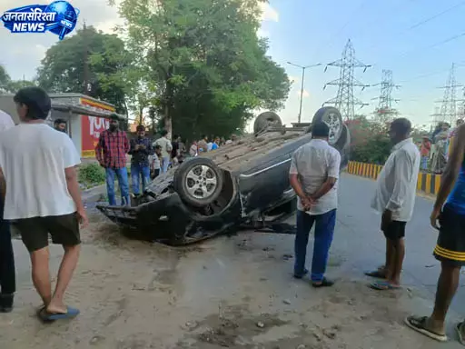 तेज रफ्तार कार डिवाइडर से टकराई, पलटी कार में सवार तीन नाबालिग बाल-बाल बचे तेज रफ्तार कार डिवाइडर से टकराई, पलटी कार में सवार तीन नाबालिग बाल-बाल बचे
