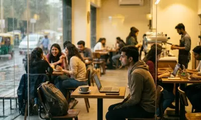 खिड़की के पास वाली मेज़: क्यों कैफ़े युवाओं के लिए इमोशनल सपोर्ट की जगह बन गए