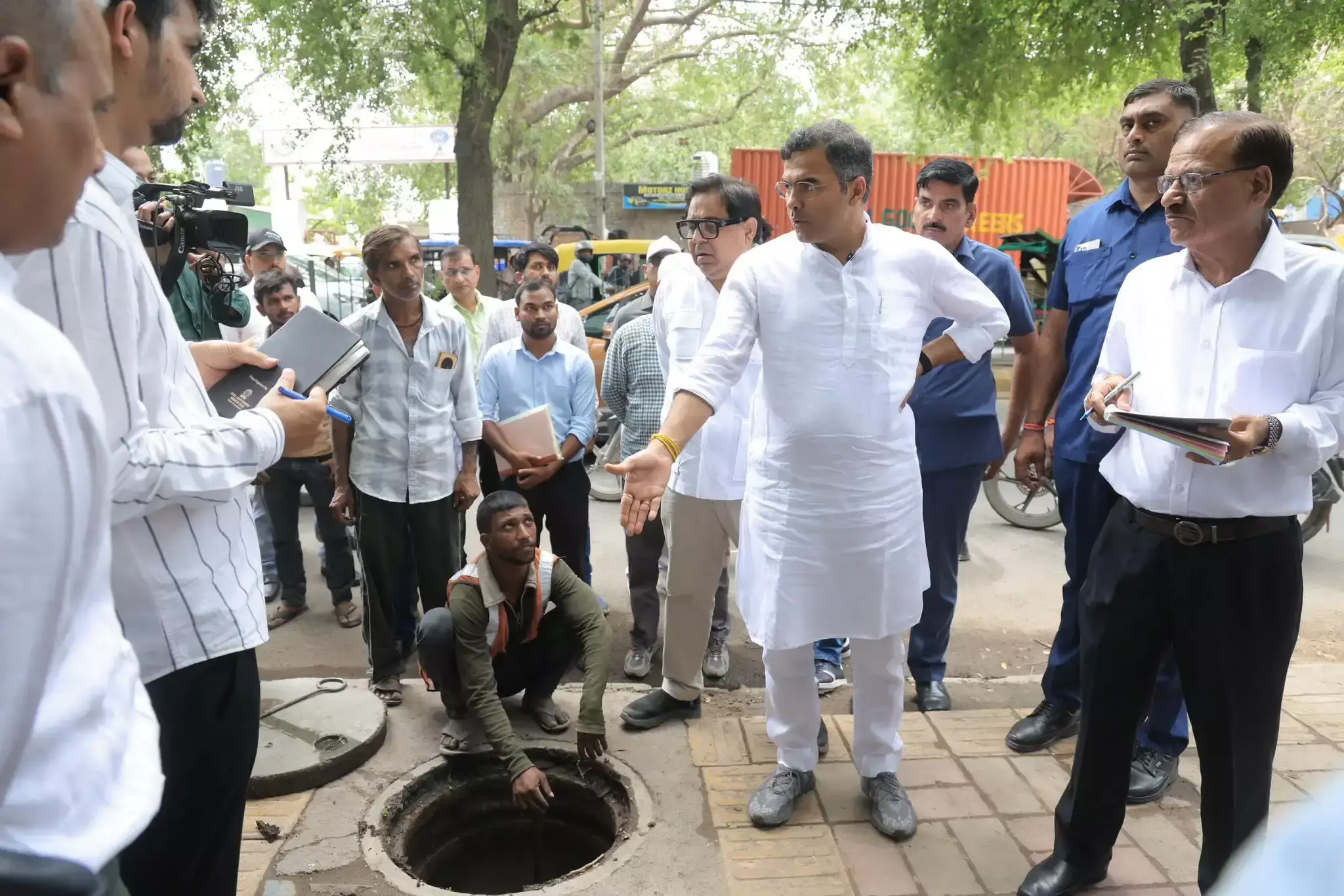 New Delhi: मोती नगर में गाद निकासी कार्य का निरीक्षण कर दिए आवश्यक निर्देश