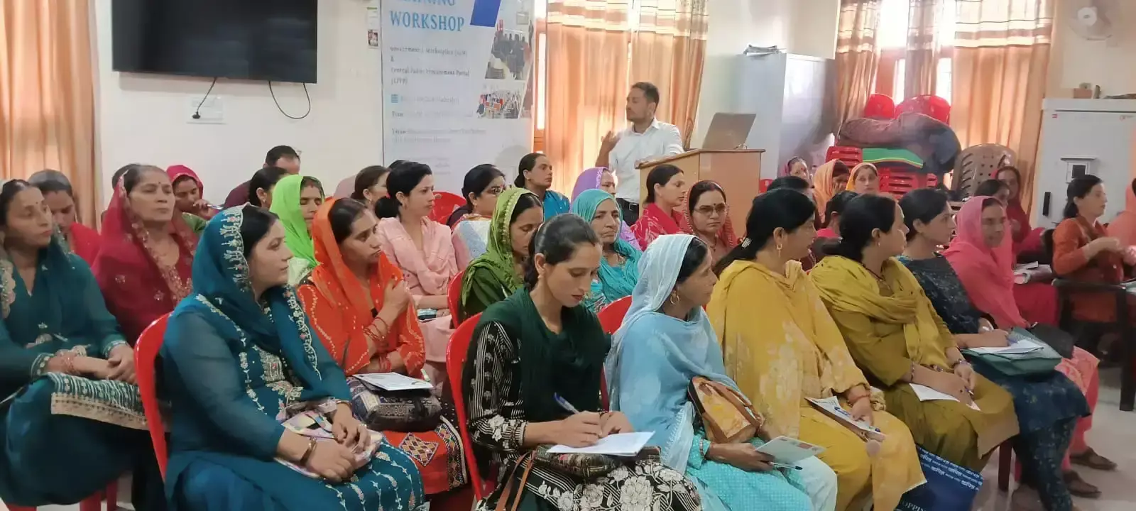 Hamirpur: ग्रामीणों को डिजिटल मार्केटिंग और सरकारी ई-मार्केटप्लेस की दी जानकारी