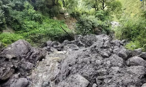 Himachal : कचरांग में बाढ़ से सड़क-पुल क्षतिग्रस्त