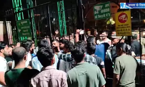 आउटसोर्स कर्मचारियों के धरने पर बवाल, पुलिस पर मारपीट के आरोप