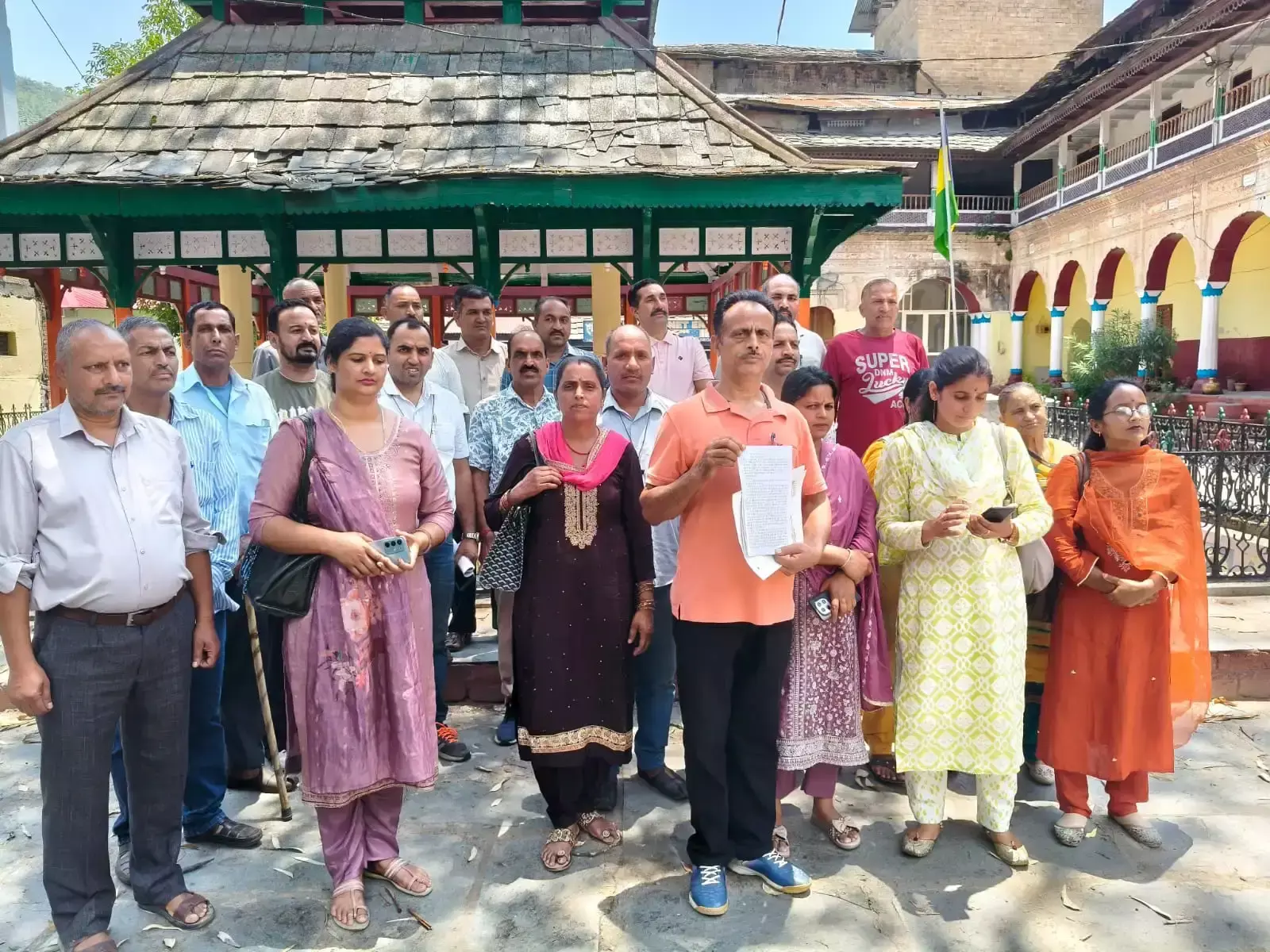 Mandi: फोरलेन परियोजना के विरोध में ग्रामीणों का प्रतिनिधिमंडल उपायुक्त से मिला
