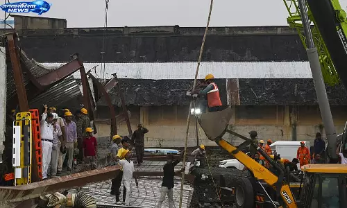 Kolkata ; तारातला में निर्माणाधीन गोदाम ढहा, मलबे से पांच और लोग निकाले गए, रेस्क्यू जारी