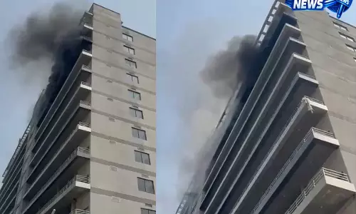 Greater Noida वेस्ट में गोल्डन आई कॉम्प्लेक्स में आग, धुएं का गुबार छाया